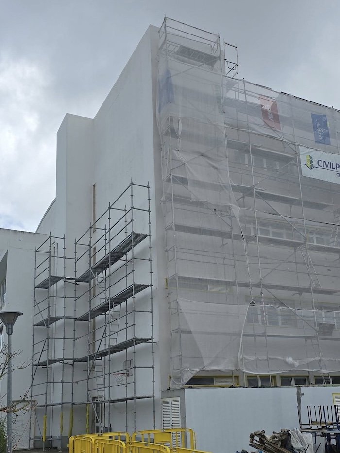 especialistas em trabalhos de Pintura isolamento e restauro de fachada de edifício em Torres Vedras
